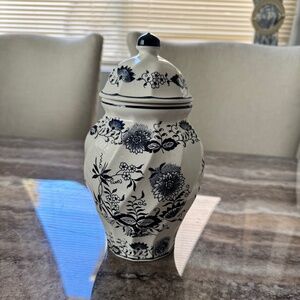 Vintage Enesco Blue And White Blue Onion/Blue Danube Ginger Jar With Lid  Great